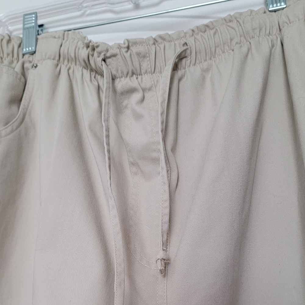 Denim and Co Beige Cropped Khaki Pants.  100% Cotton - Picture 2 of 4
